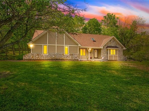 3020 S Bradford Lane, Blue Springs, MO 64015