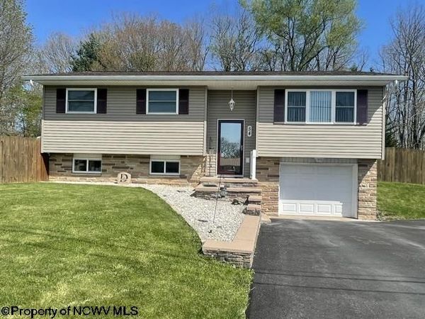 54 S Grove Avenue, Reedsville, WV 26547