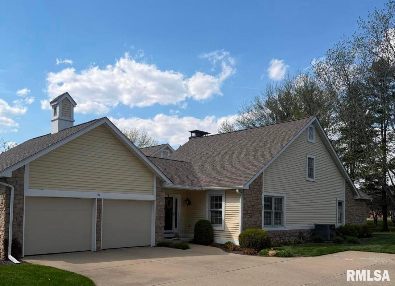 21 Chimney View Lane, Springfield, IL 62707 Main Photo