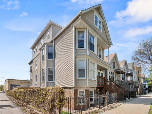 2317 W Barry Avenue, Chicago, IL 60618
