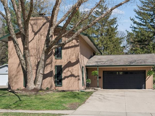 912 Juniper Dr , Iowa City, IA 52245