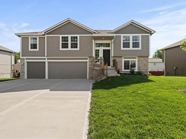 12705 Applewood Drive, Grandview, MO 64030