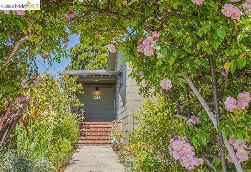 1233 Carleton St, Berkeley, CA 94702 Main Photo