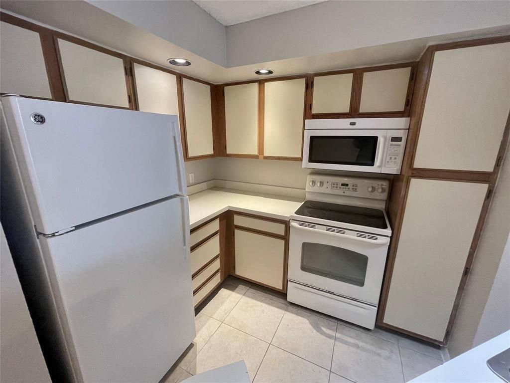 3350 N Pinewalk Dr Drive N, Unit 1413, Margate, FL 33063 Photo