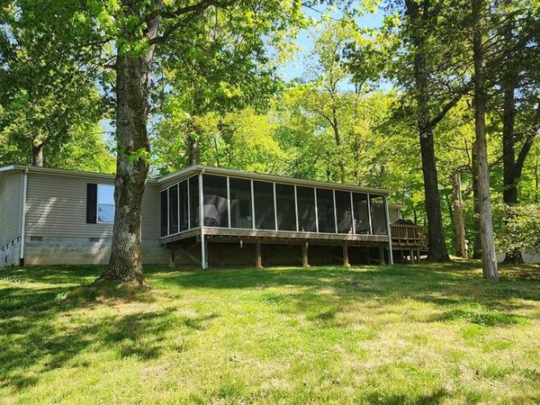 218 Meadow Ln, Byrdstown, TN 38549