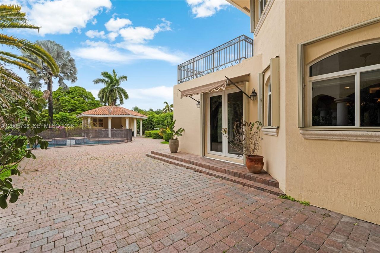 11071 SW 28th St , Miami, FL 33165 Photo