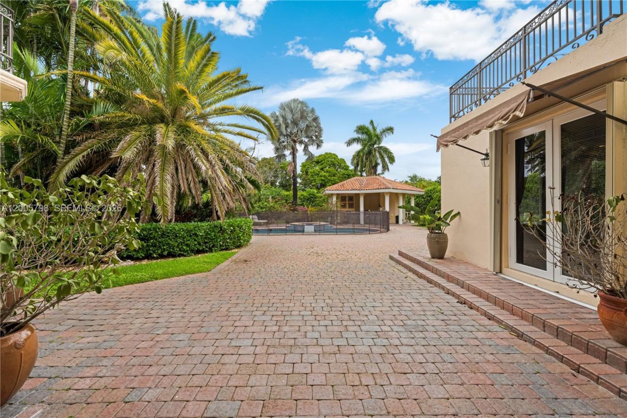 11071 SW 28th St , Miami, FL 33165 Photo