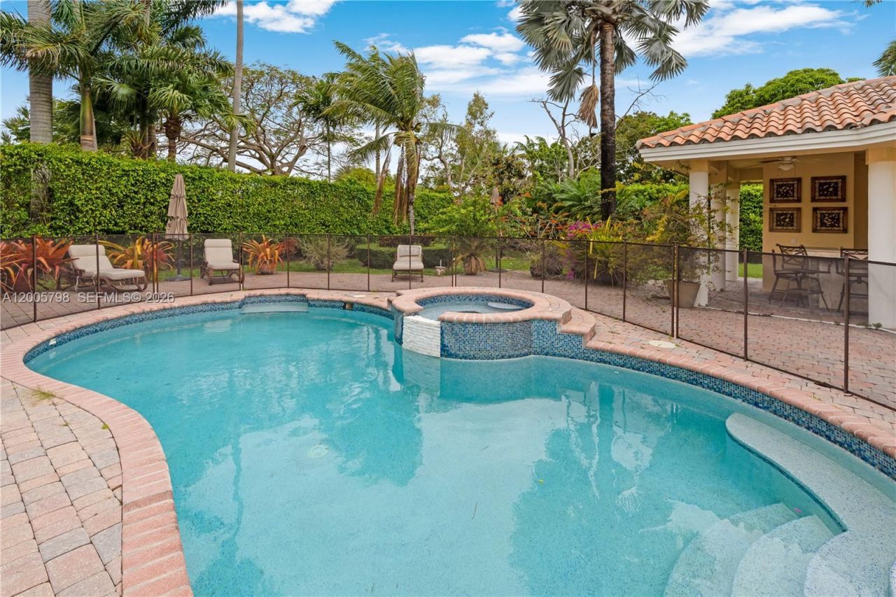 11071 SW 28th St , Miami, FL 33165 Photo