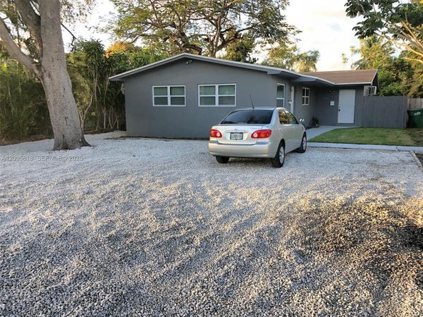 2465 NE 183rd St , North Miami Beach, FL 33160