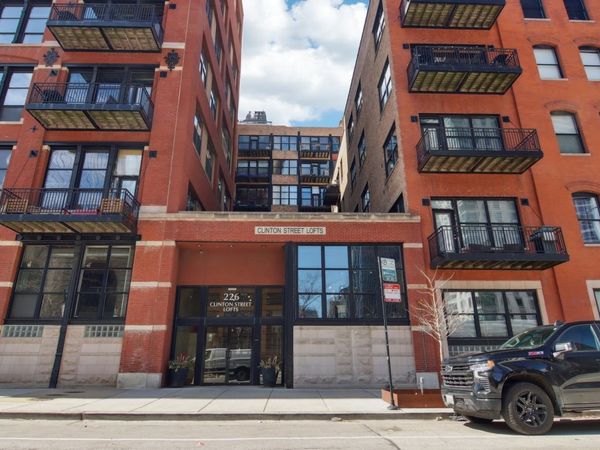 226 N Clinton Street, Unit 216, Chicago, IL 60661