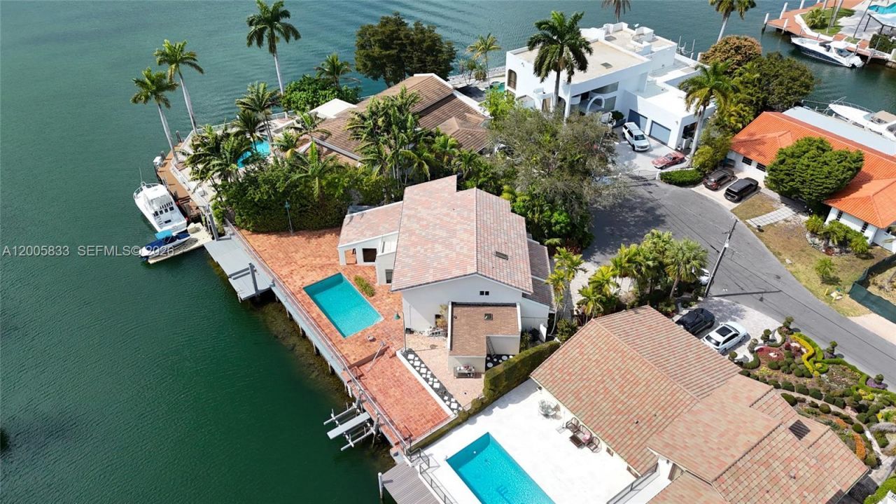 3226 NE 168th St , North Miami Beach, FL 33160 Photo