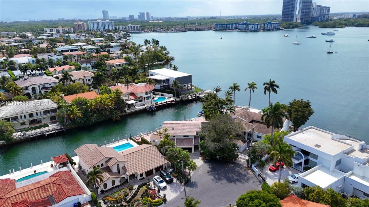 3226 NE 168th St , North Miami Beach, FL 33160 Photo