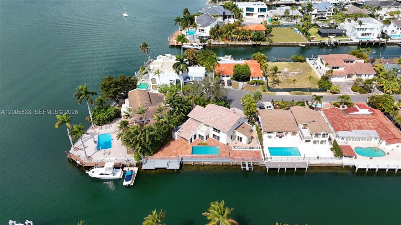 3226 NE 168th St , North Miami Beach, FL 33160 Photo