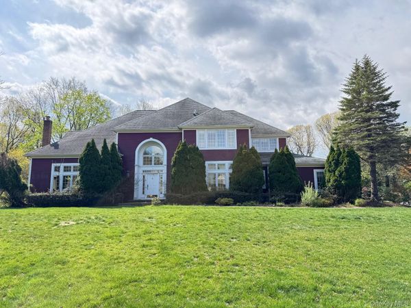 8 China Lane, Setauket, NY 11733