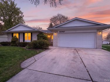 22797 Shadowpine Way, Novi, MI 48375