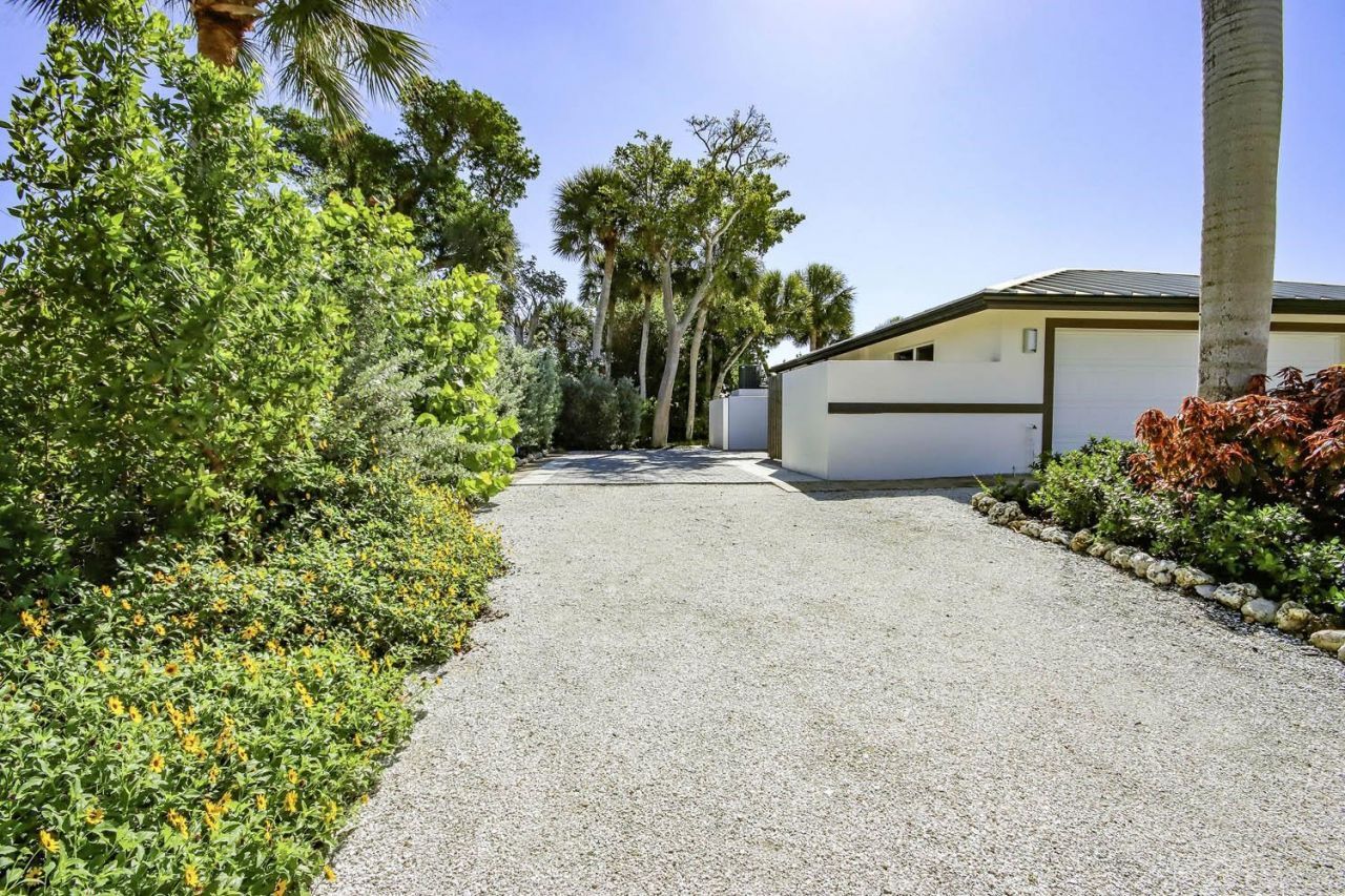 1054 Blue Heron Dr, Sanibel, FL 33957 Photo