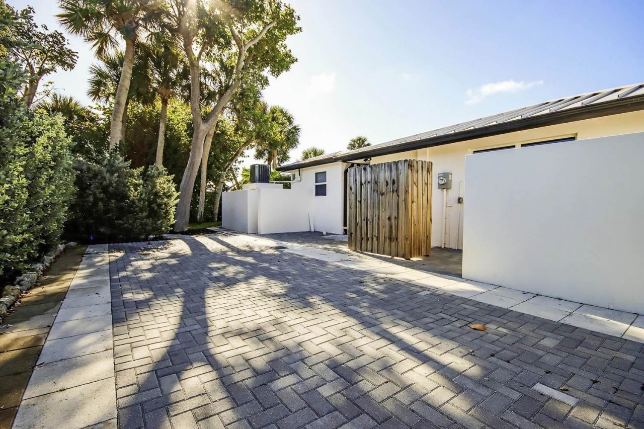 1054 Blue Heron Dr, Sanibel, FL 33957 Photo