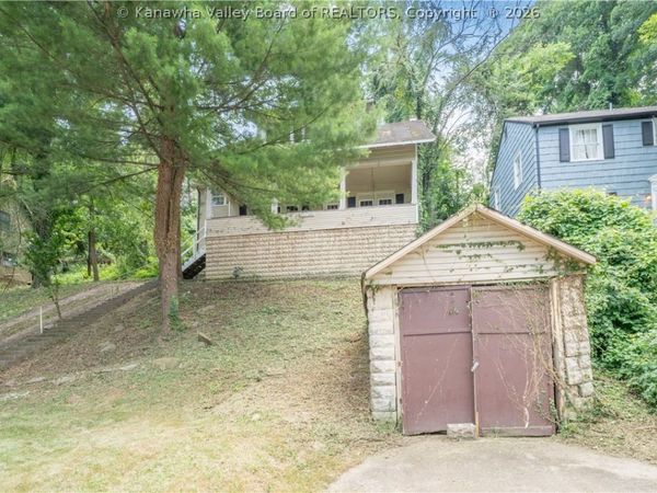 1215 Edgewood Drive, Charleston, WV 25302