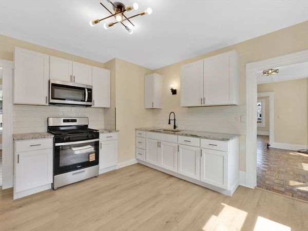 24 Hiawatha St, Springfield, MA 01108