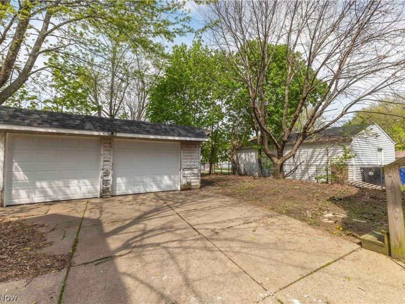 16007 Huntmere Avenue, Cleveland, OH 44110 Photo 3