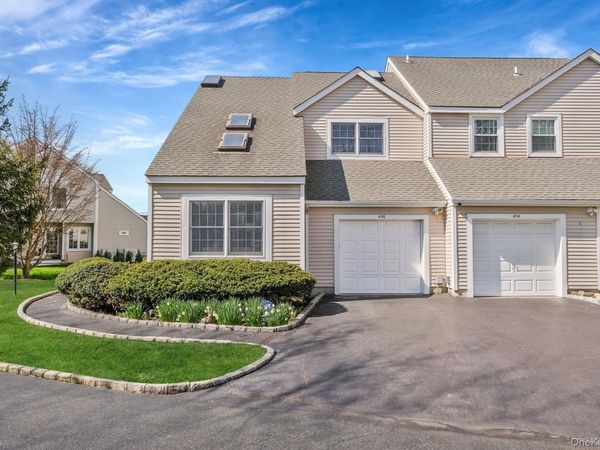 456 Village Oaks Lane , Babylon, NY 11702