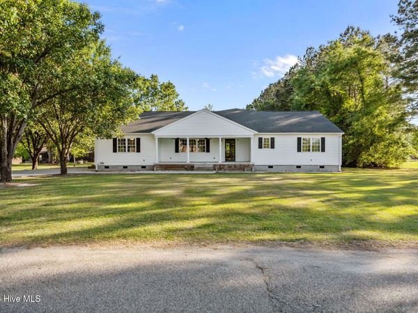 113 Stuart Avenue, Lake Waccamaw, NC 28450