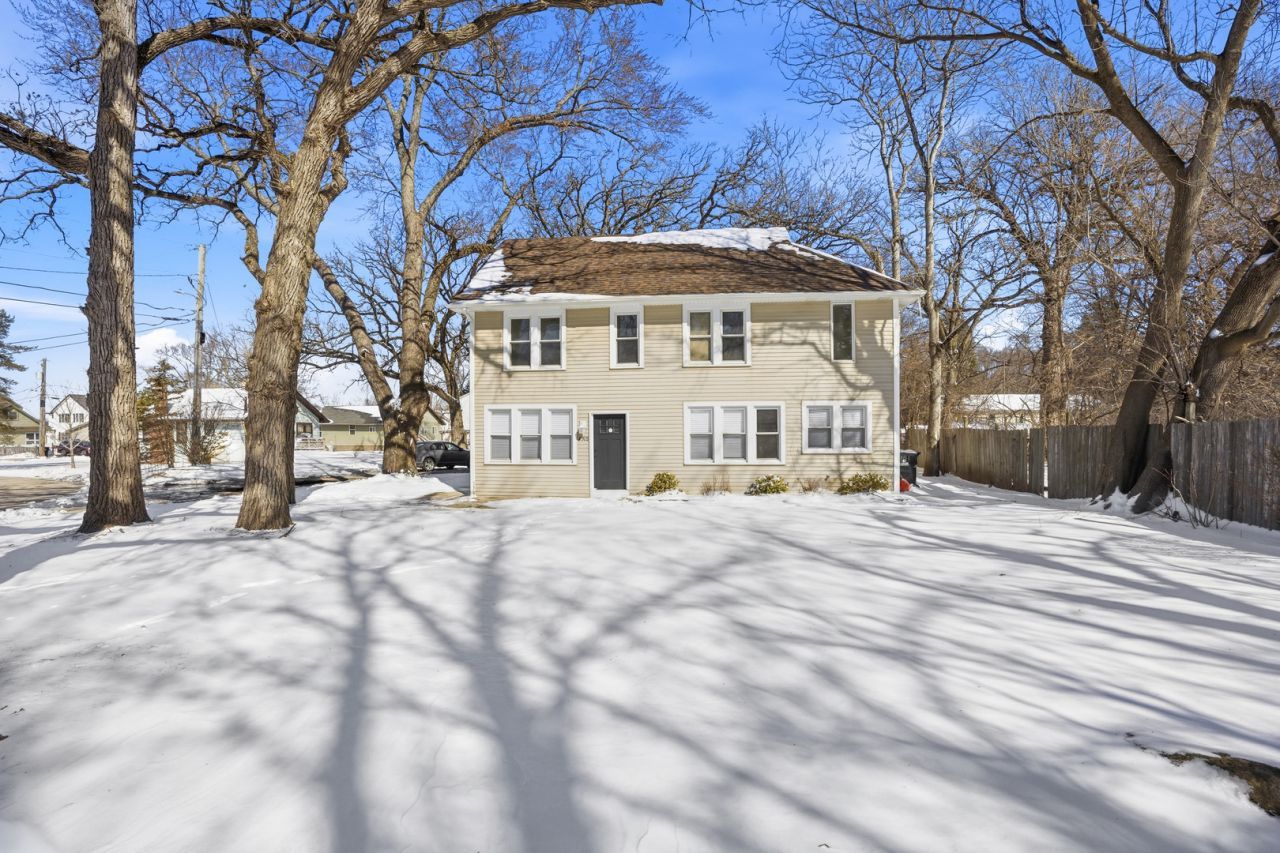 2908 Oakwood Avenue , McHenry, IL 60051