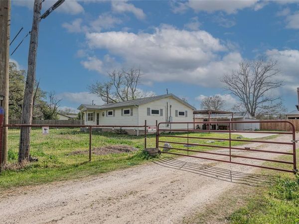 900 Silver Creek Azle Road, Azle, TX 76020