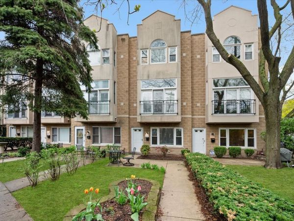 1214 W School Street , Chicago, IL 60657