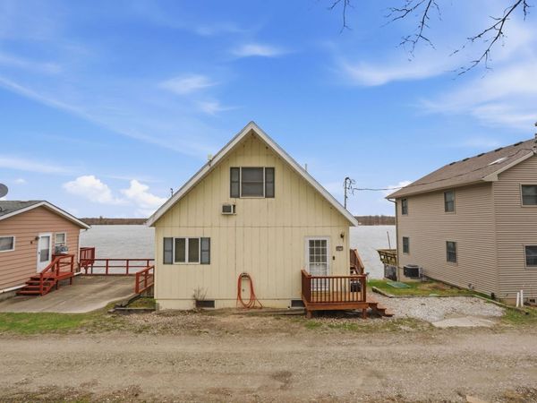 9874 F Avenue , Wapello, IA 52653