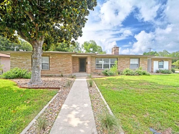 671 W MERRIWEATHER ST, New Braunfels, TX 78130