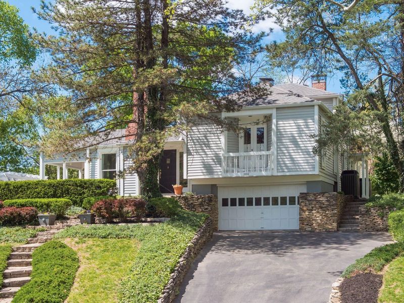 2112 Lower Chelsea Road, Upper Arlington, OH 43212 Photo 2