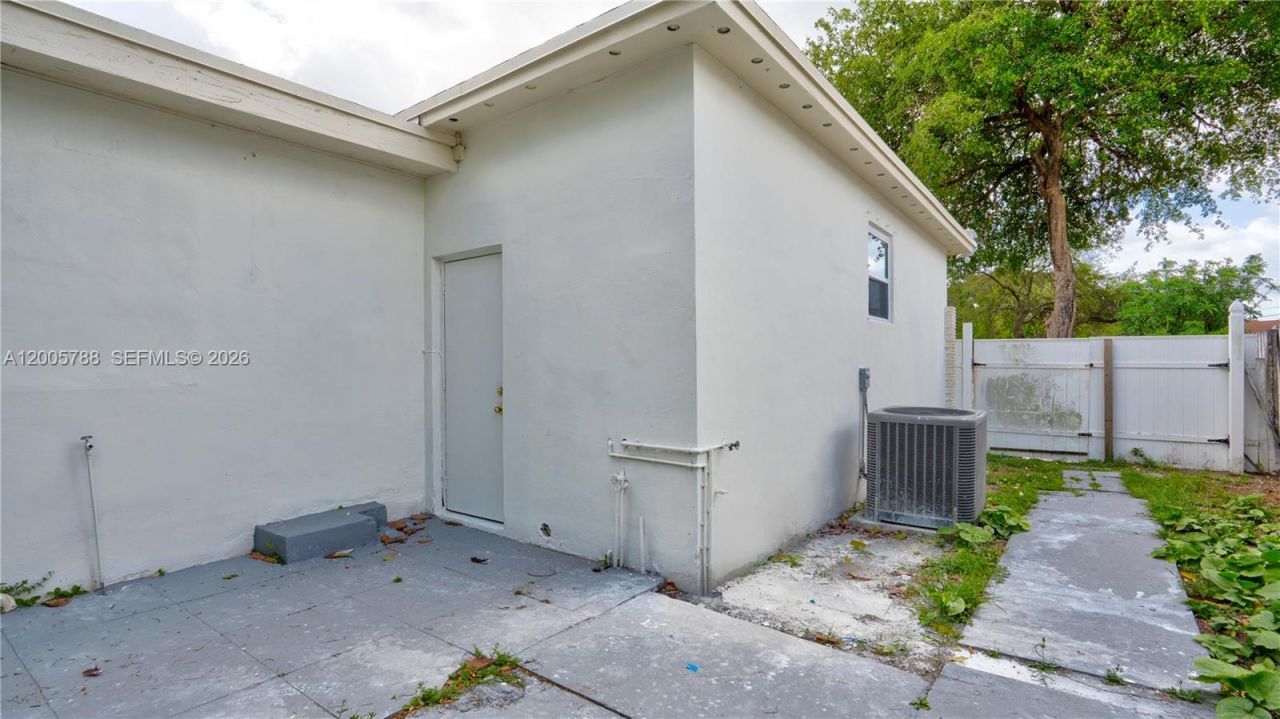 1921 NE 158th St, North Miami Beach, FL 33162 Photo