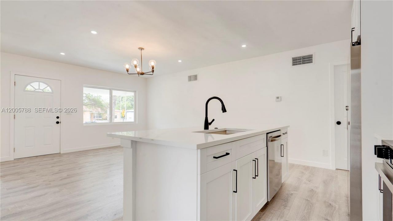 1921 NE 158th St, North Miami Beach, FL 33162 Photo