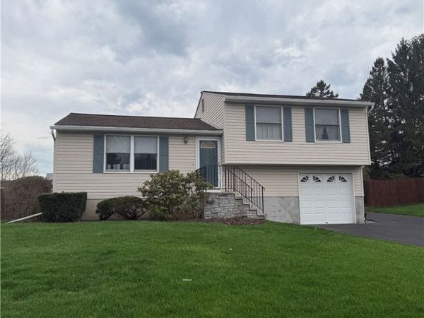 4306 Amblewood Lane , Clay, NY 13041