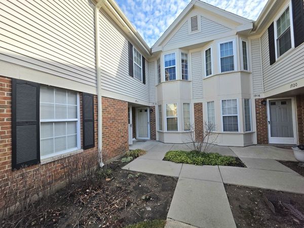 1914 Quaker Hollow Lane , Streamwood, IL 60107