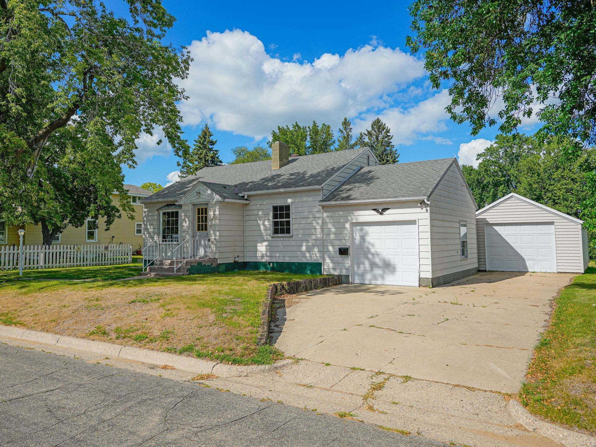 525 3rd St Se, Perham, MN 56573 Main Photo