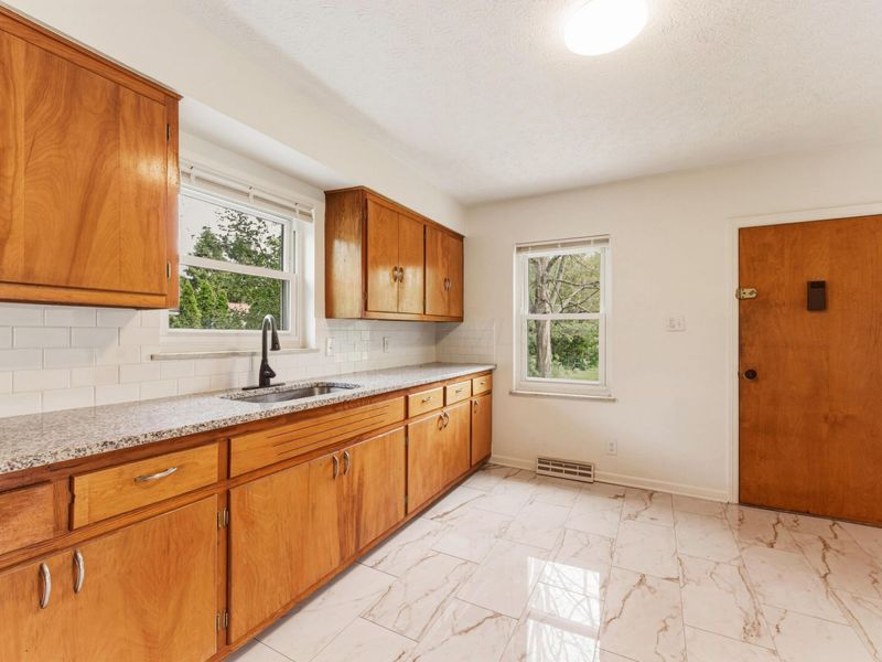 1887 E Cooke Road, Unit A, Columbus, OH 43224 Photo 9