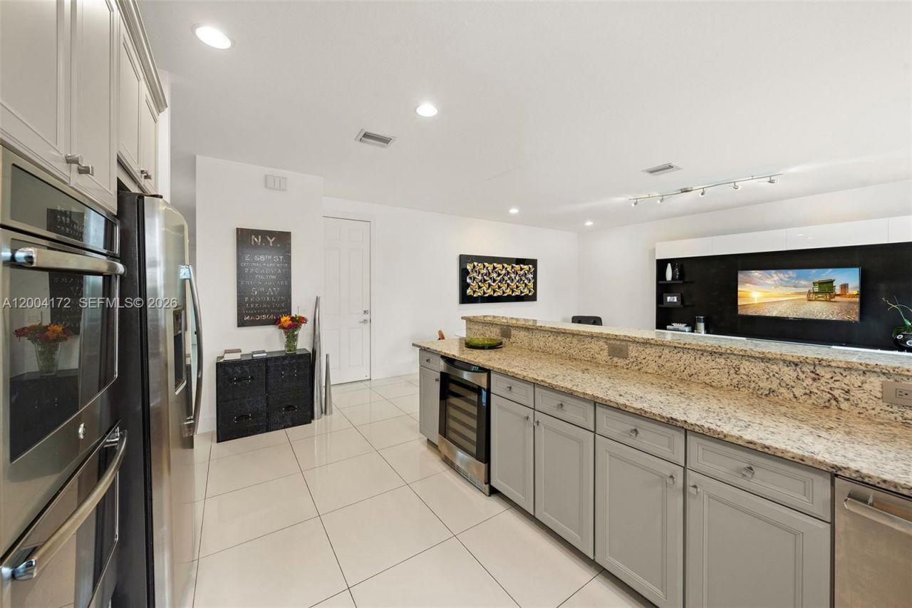 9890 NW 86th Ter, Doral, FL 33178 Photo