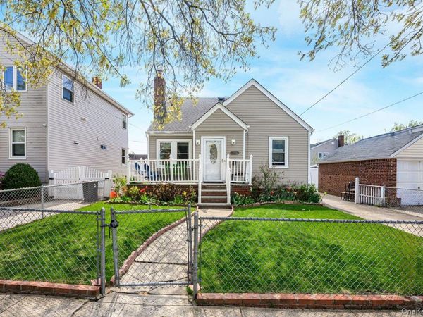 1031 Theodora Street , Franklin Square, NY 11010