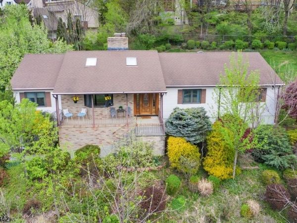 204 Queens Ln, Mountainside, NJ 07092