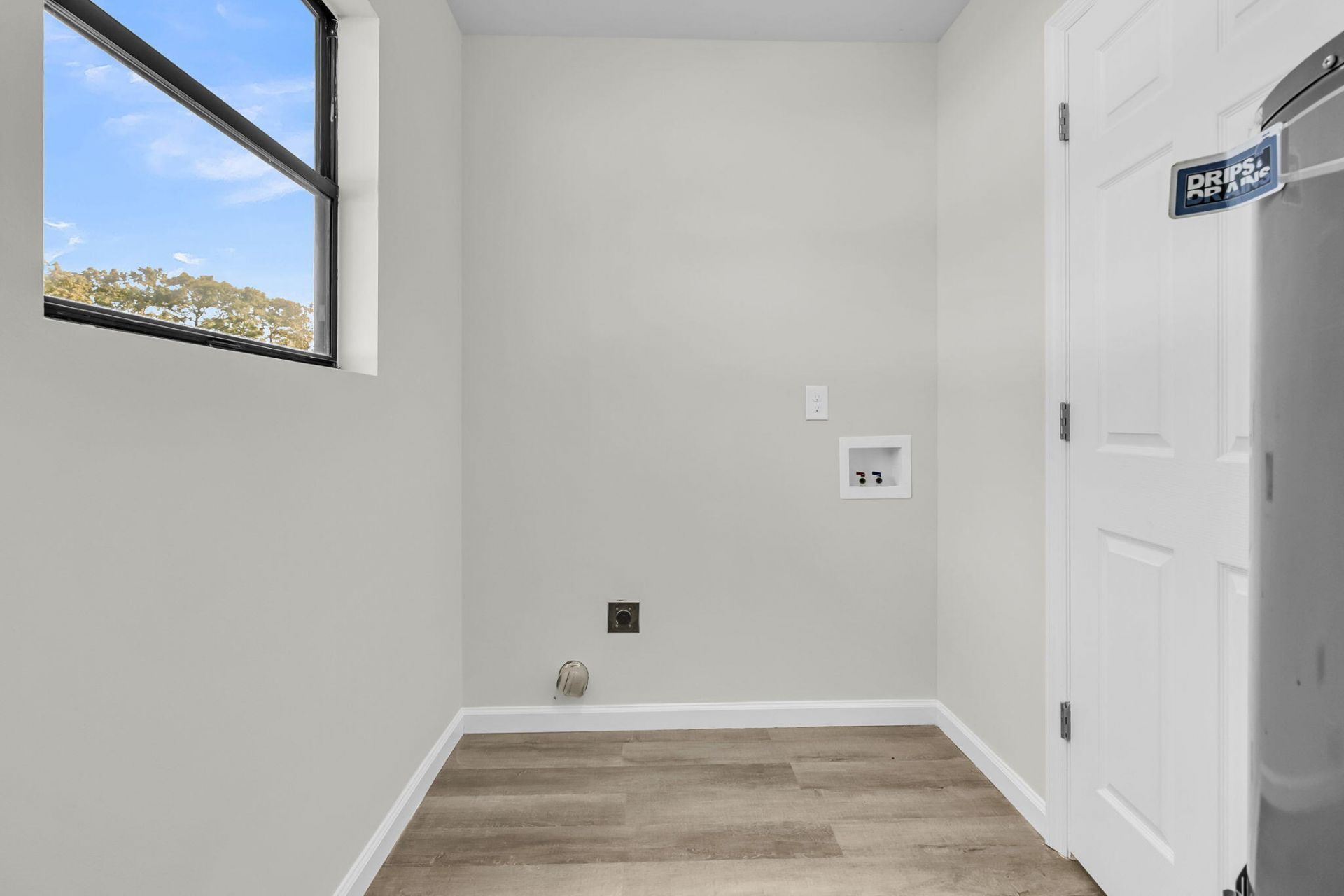 802 Royle Road Photo 10