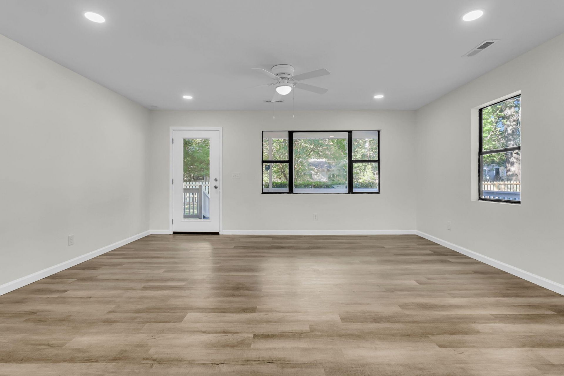 802 Royle Road Photo 11