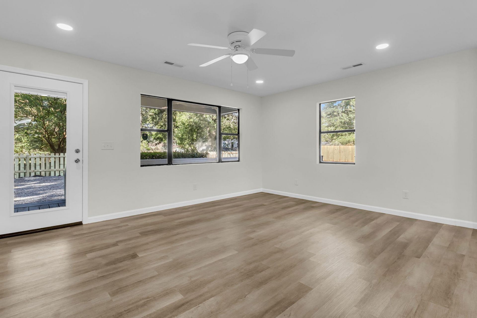 802 Royle Road Photo 12