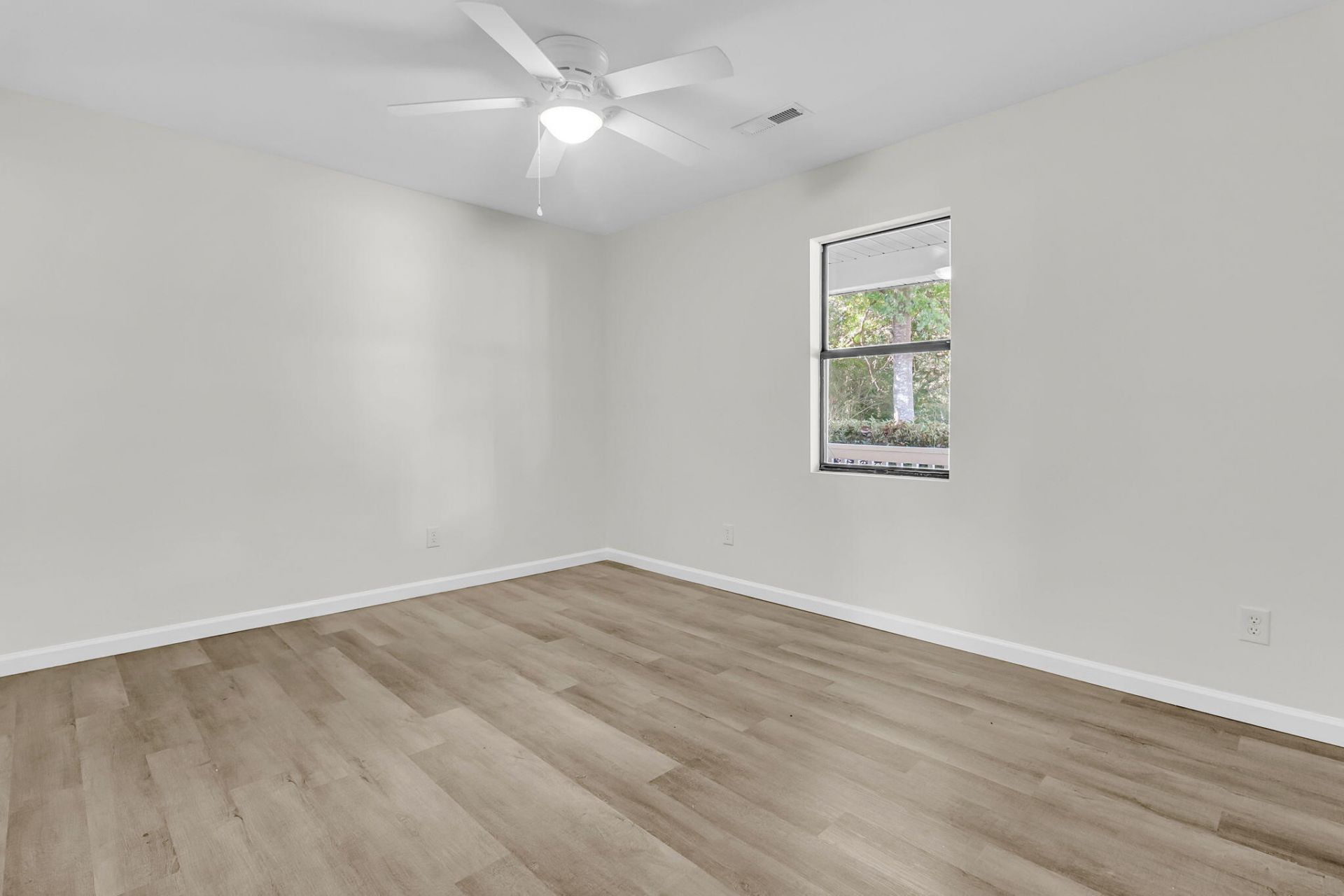 802 Royle Road Photo 13