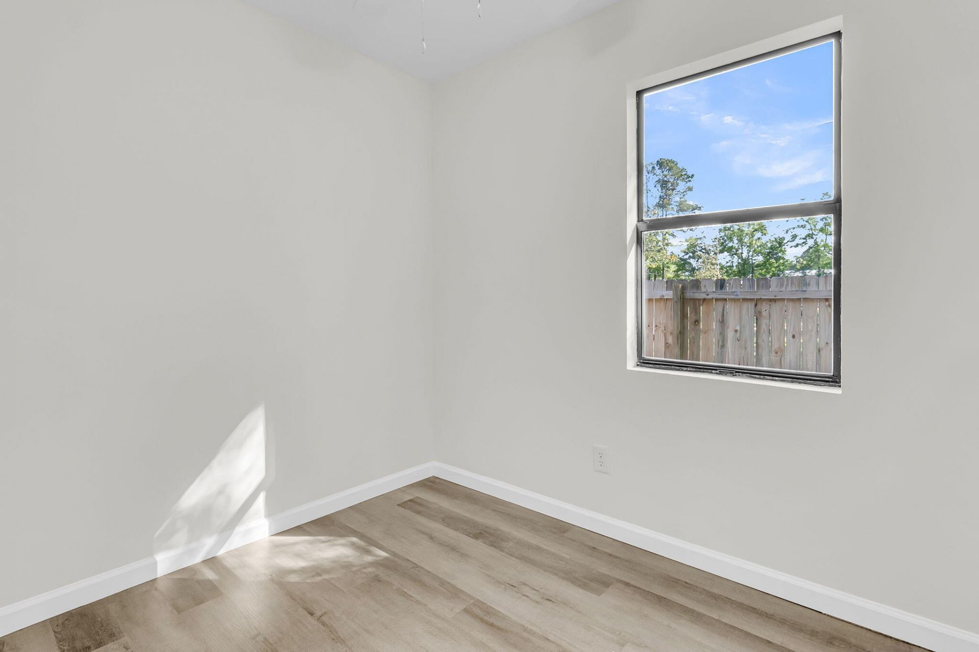 802 Royle Road Photo 15