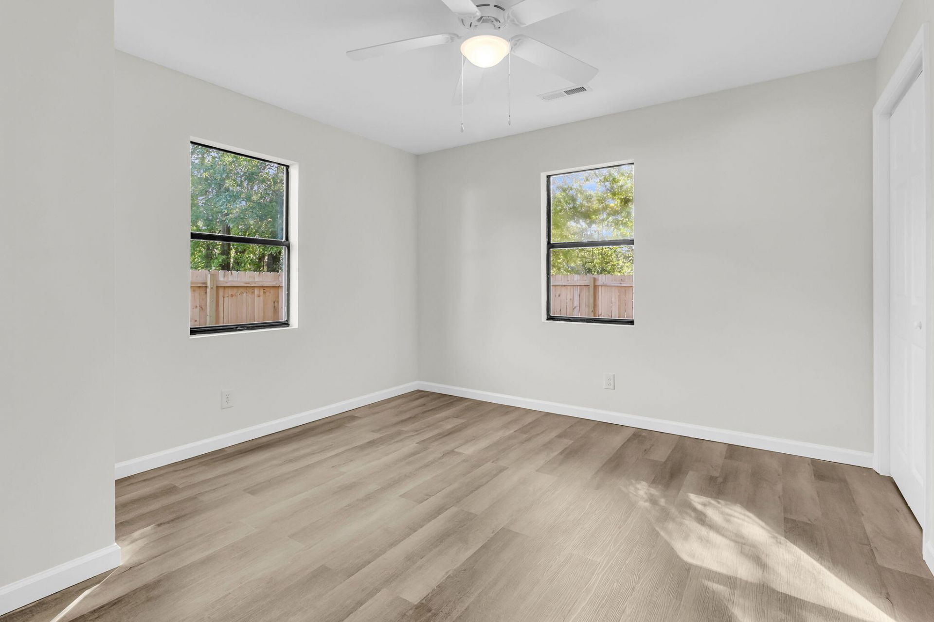 802 Royle Road Photo 16