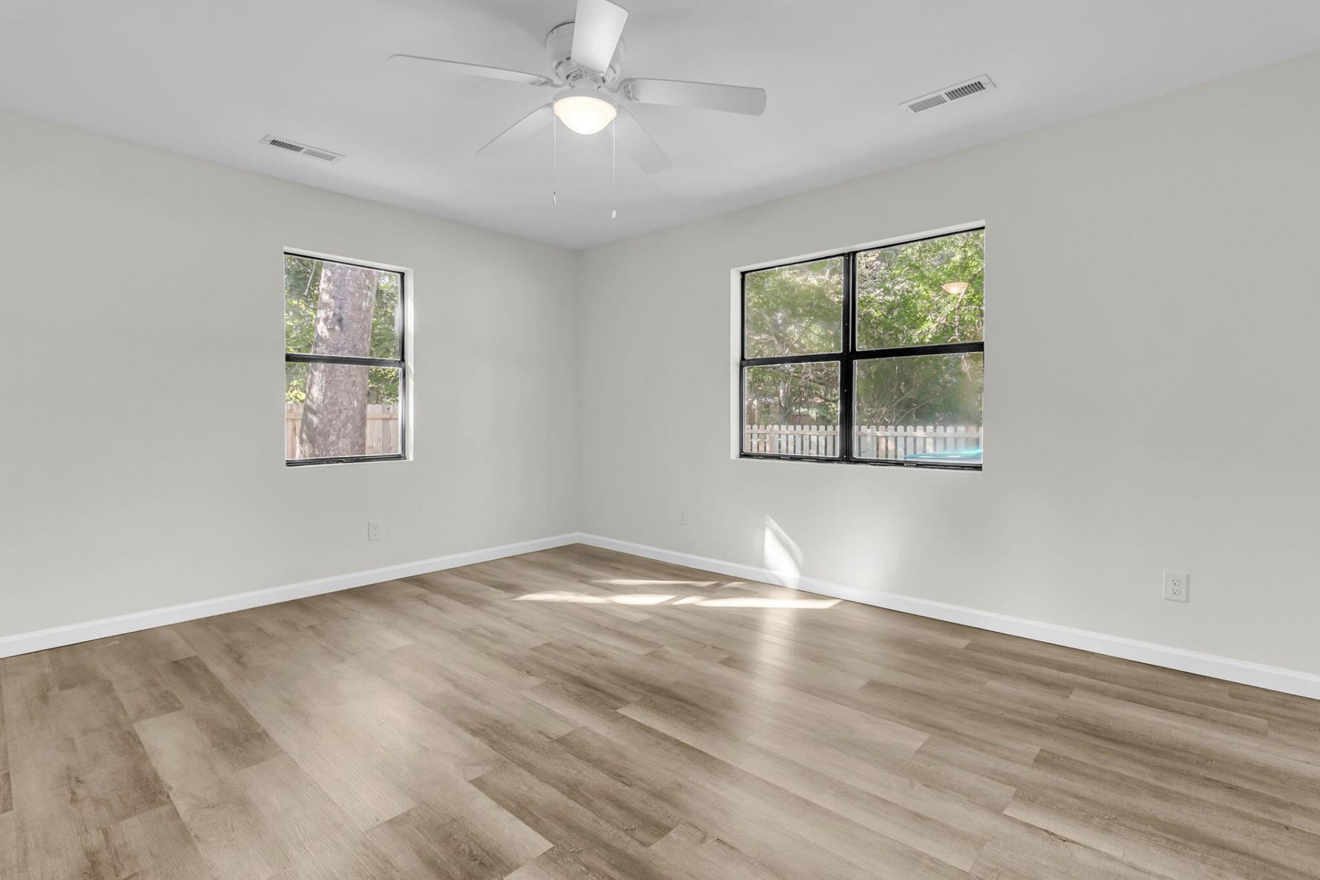 802 Royle Road Photo 17