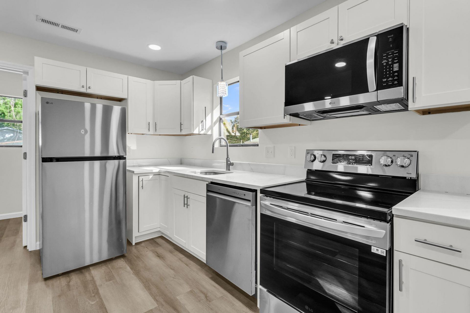 802 Royle Road Photo 5