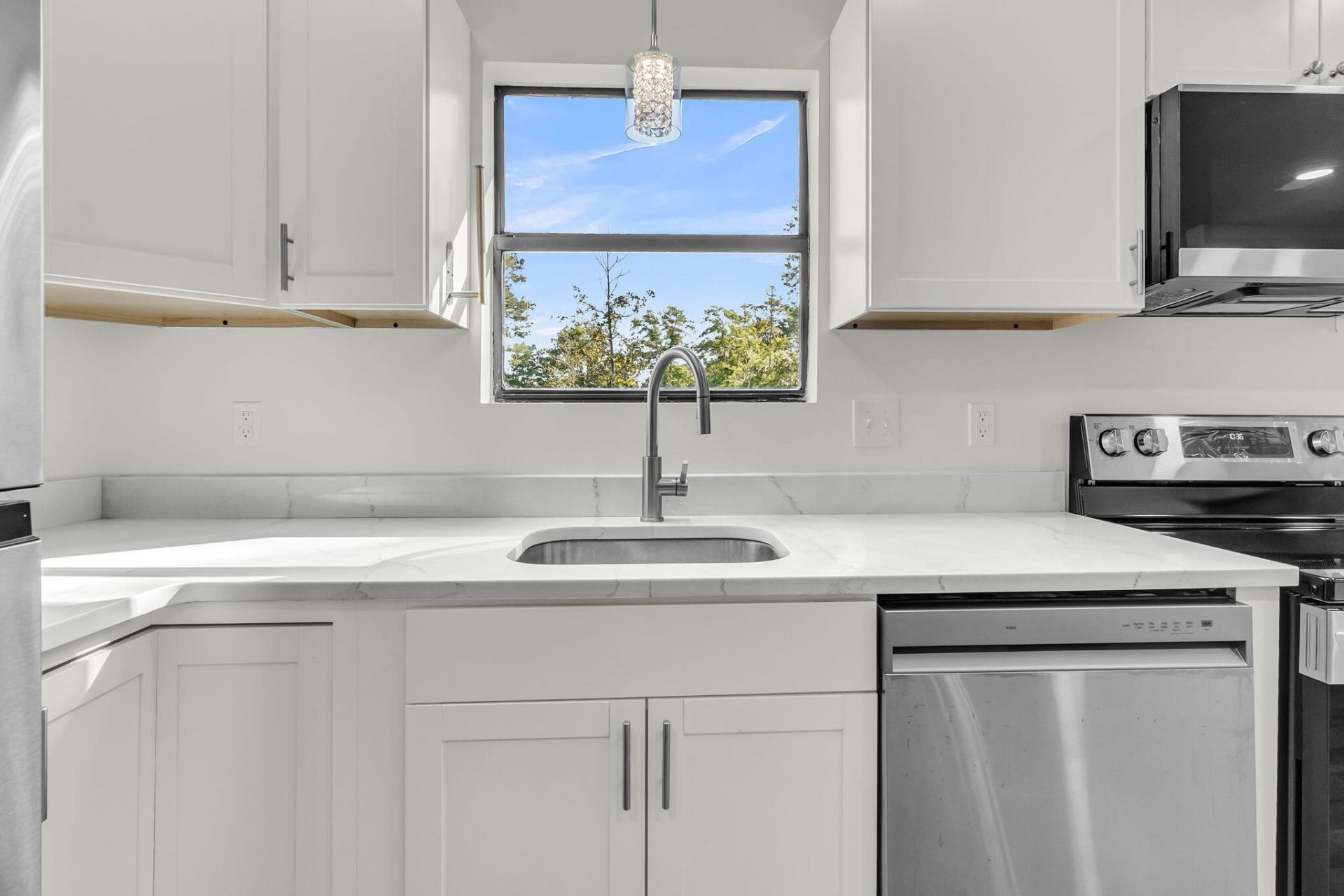 802 Royle Road Photo 8